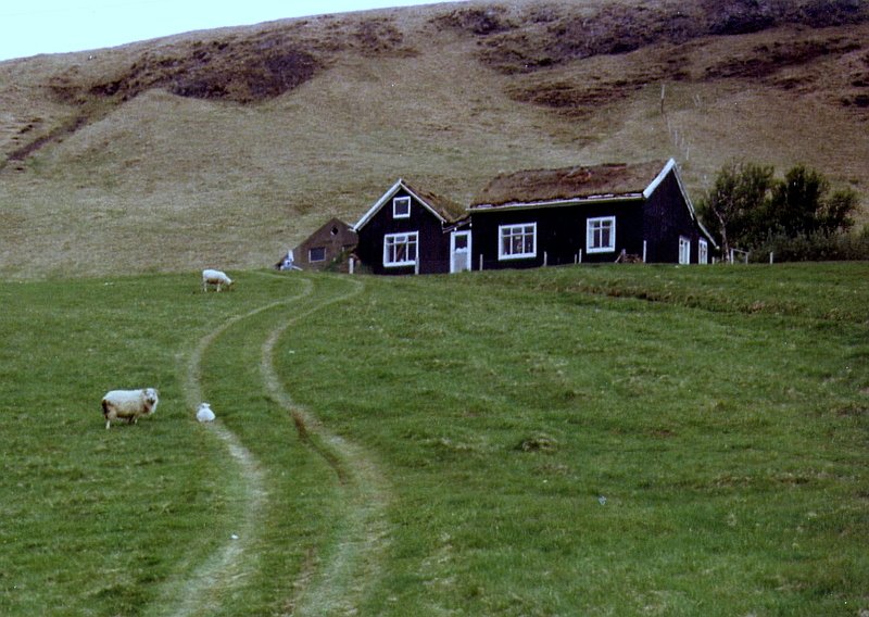 Jugendherberge Fljotsdalur im Juni 1997, durch Erdbeben war der Fuboden extrem schief. Die Herberge liegt 30 km sdlich vom Vulkan Hekla, berchtigt fr seine starken Erdbeben vor den Ausbrchen und dem Aussto von giftigen Gaswolken, ein bestimmter Umkreis um den Berg ist nicht bewohnt. 