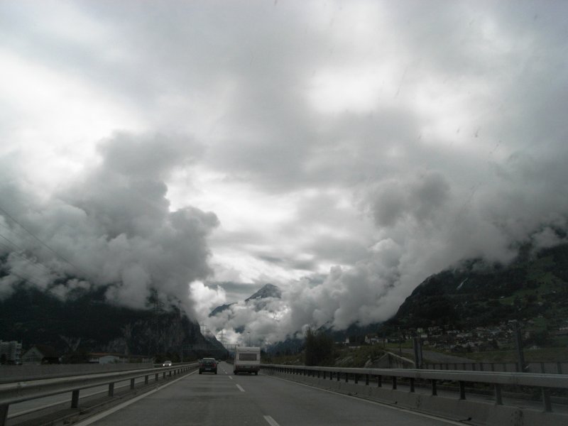 KANTON URI, 07.09.2008, auf der A-2 kurz vor dem Gotthard Richtung Süden; hinter dem Gotthard war es dann schön