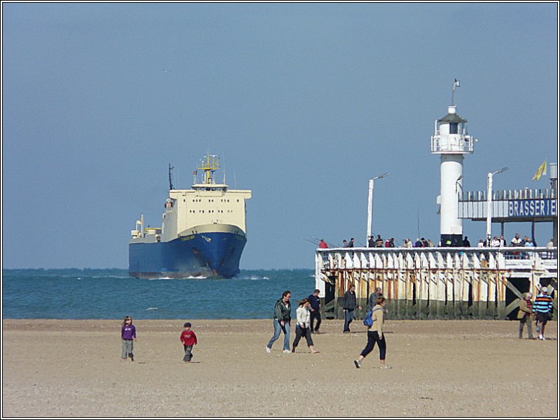 Keine Panik am Strand von Oostende am 14.09.08. Das Schiff ist noch weit weg! (Jeanny)
