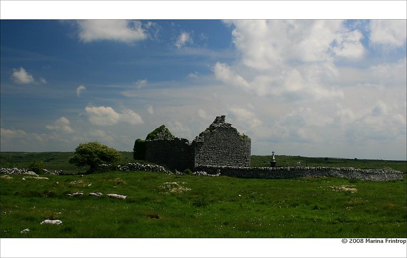 Kirche aus dem 15. Jahrhundert im Burren - Carran Church, Irland Co. Clare.