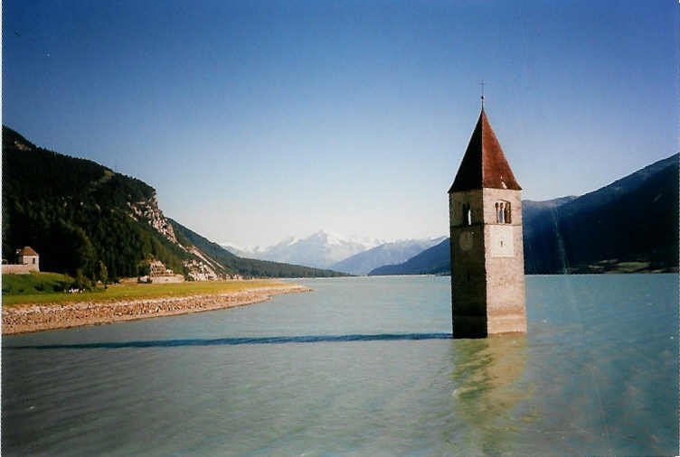 Kirchturm im Wasser am Reschenpass im Sdtirol