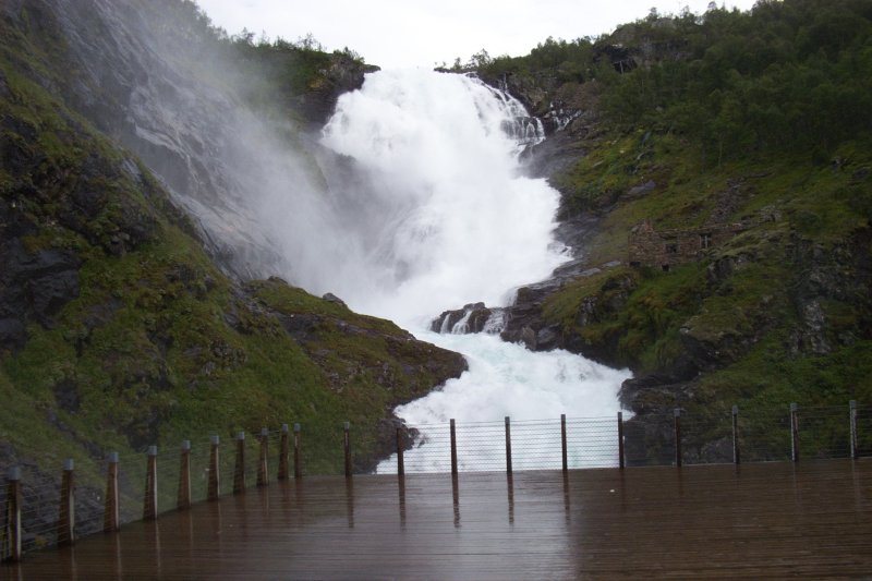 Kjosfossen / Kjos-Wasserfall aufgenommen am 07.08.2007
freier Fall von 93 m
Lsst sich wunderbar bei einer Fahrt mit der Flams-Bahn ( Flam - Myrdal) betrachten. Es wird ein Fotohalt gemacht.
