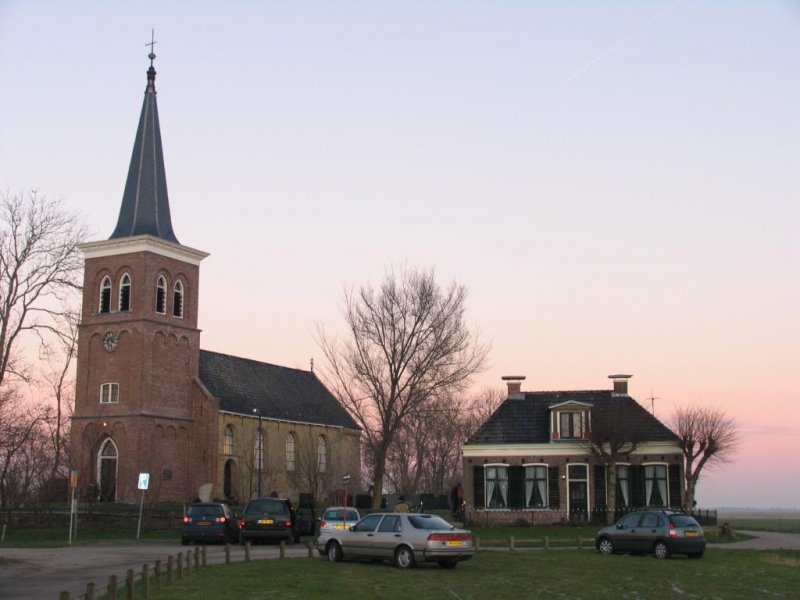 Kleines Dorf Lions (Provinsje Frysln) mit Dorfskirche und Pfarrhaus am 5-10-2007 bei Sonnenuntergang.