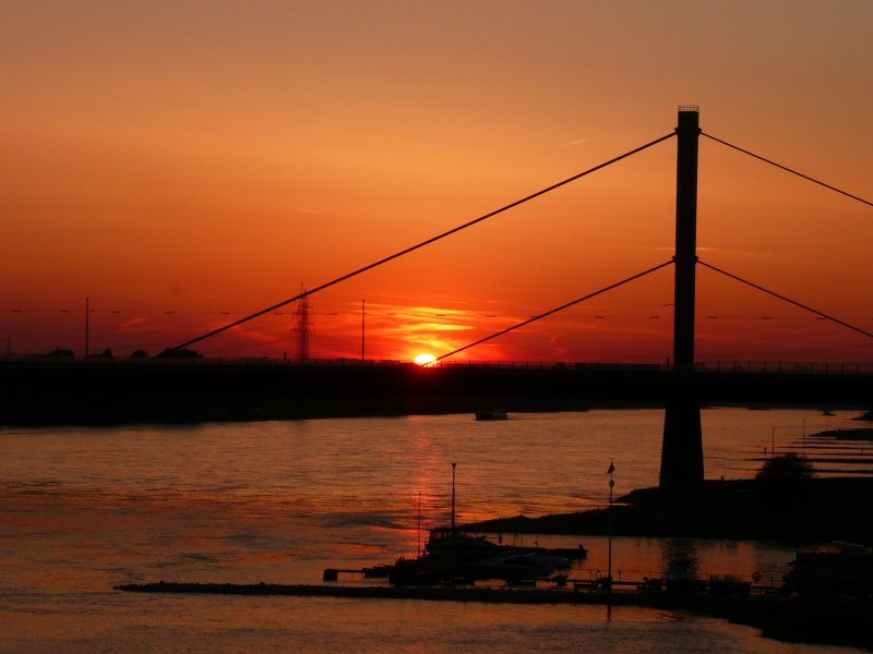 Kln - Leverkusen: Abendstimmung am Rhein 