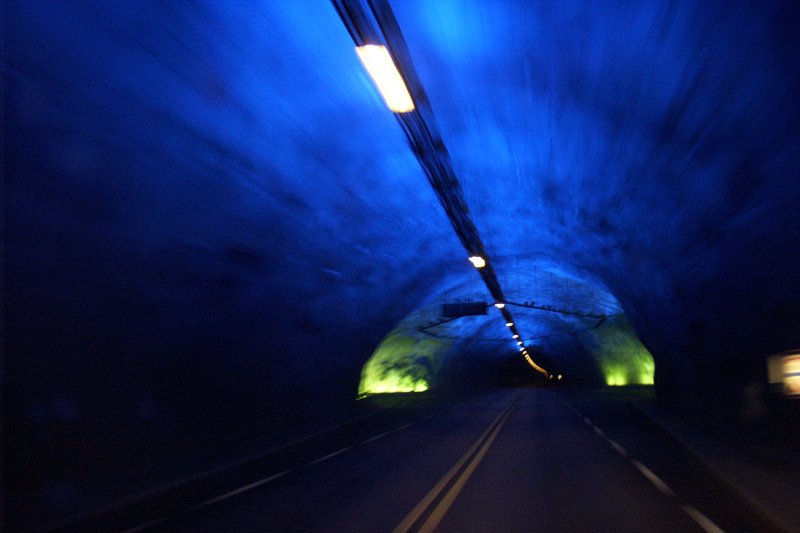 lngster Strassentunnel Norwegens,
24 km unter Tage, er ist drei mal in gleichen Abstnden Gewlbeartig erweitert und durch farbiges Licht schon von Weitem erkennbar.
Ich fin es ist ein tolles Erlebnis und das Ganze alles Mautfrei!!!!