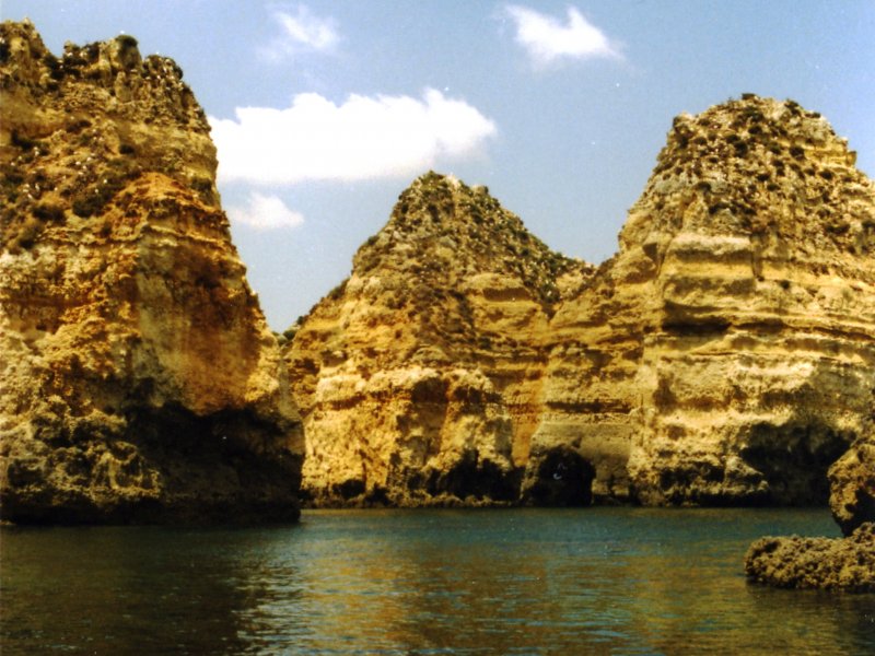 LAGOS, 17.06.1988, Bootsfahrt durch die Grotten bei Ponta da Piedade -- Foto eingescannt