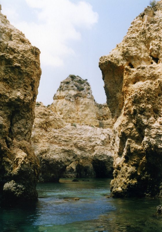 LAGOS, 17.06.1988, Bootsfahrt durch die Grotten bei Ponta da Piedade -- Foto eingescannt