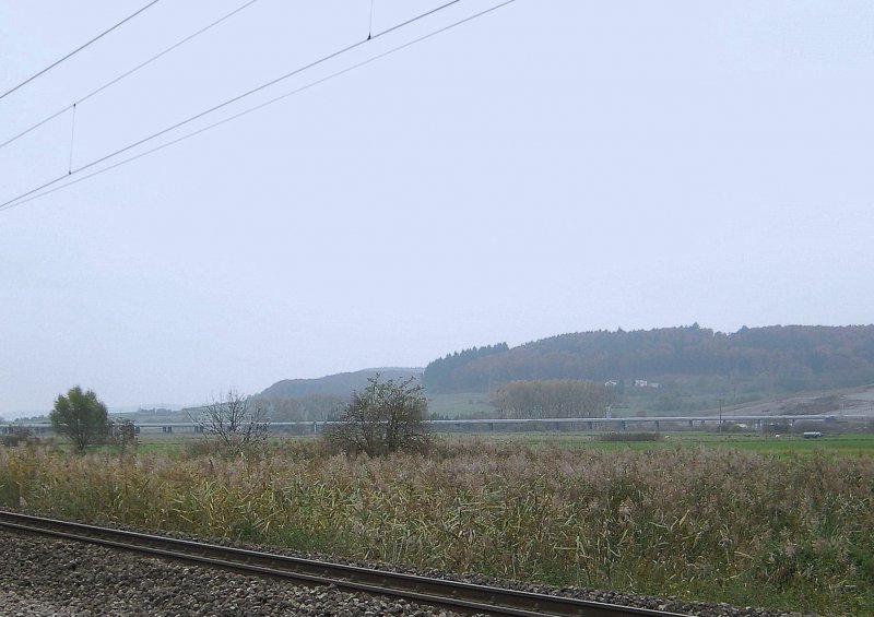 Landschaft zwischen Lintgen und Lorentzweiler (Luxemburg). Im Hintergrund sieht man die wegen hufiger berschwemmungsgefahr auf Pfeilern gebaute Autobahn im Alzettetal in der Nhe des alten, windschiefen Schuppens. 28.10.07