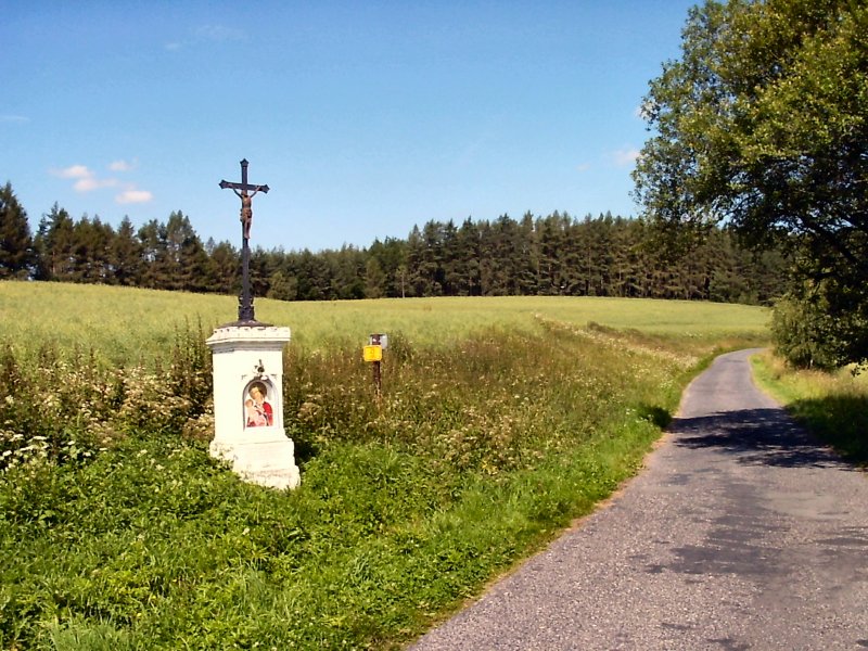 Lausitzer Gebirge in Nordbhmen, eines der vielen kreuze am Strassenrand, Sommer 2003