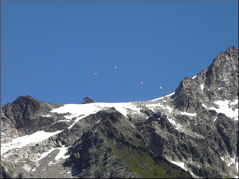 Les Grands Montets ist eine bekannte Wintersportstation im Mont Blanc Massiv und liegt auf 3297 Metern. Im Sommer wird sie vor allem von den Paraglidern benutzt. 03.08.08 (Jeanny)