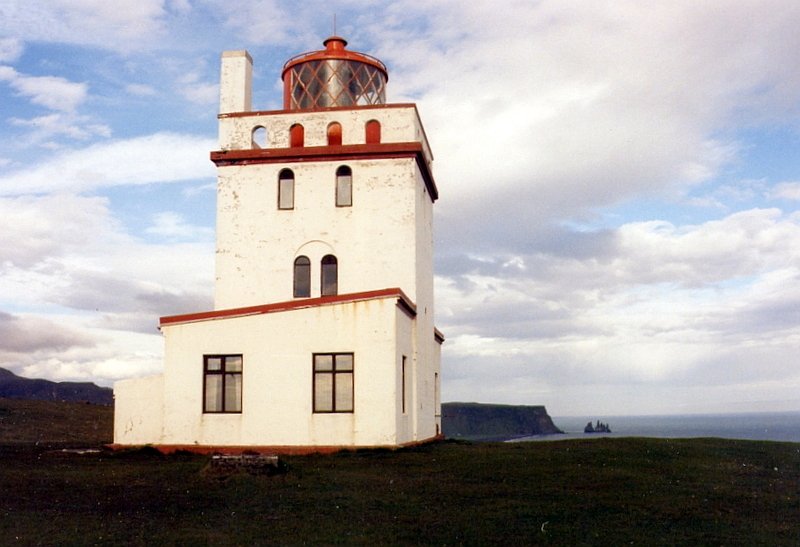 Leuchtturm von 1910 auf der Halbinsel Dyrholaey im Juni 1997, 6 km westlich von Vik i Myrdal, die Hochflche ist 120 m hoch, sie fllt senkrecht zum Meer ab und ist der sdlichste Punkt von Island.