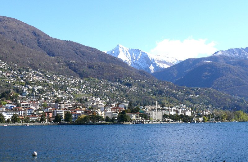 Locarno - Blick ber den Lago Maggiore Richtung Verzascatal und Piz Vogorno, links liegt die Uferpromenade von Muralto, rechts von Minusio, am 07.04.2008