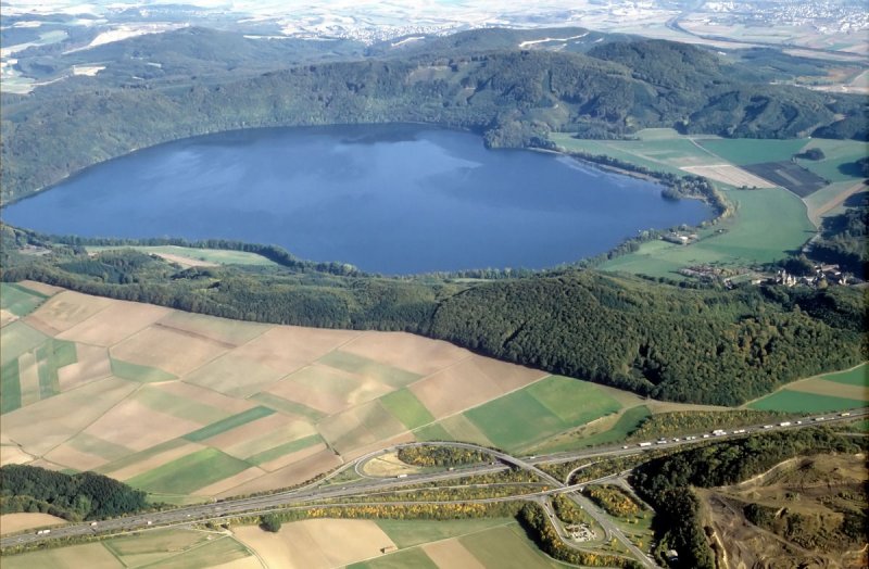 Luftaufnahme vom Laacher See - Sommer 1995 