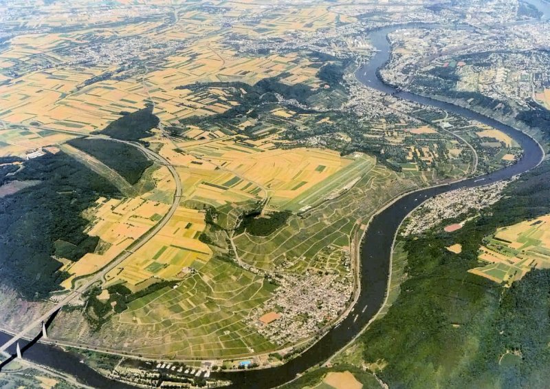 Luftaufnahme der Mosel von Winningen bis Koblenz. Erkennbar Flugplatz Winningen und Autobahnbrcke A 61 - 1992