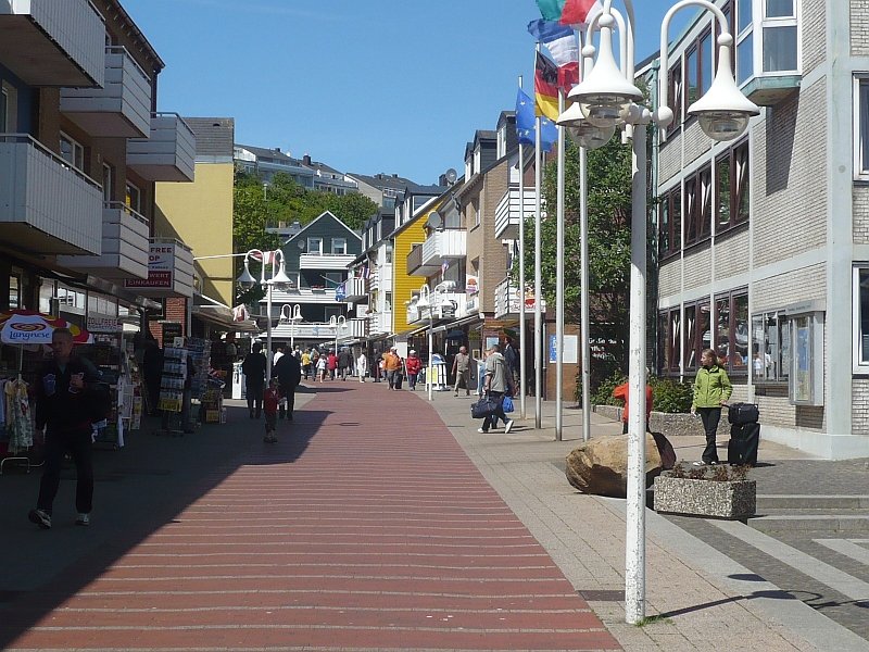 Lung Wai, die Hauptstrae im Unterland von der Landungsbrcke zu Treppe und Lift zum Oberland am 16.05.2008 