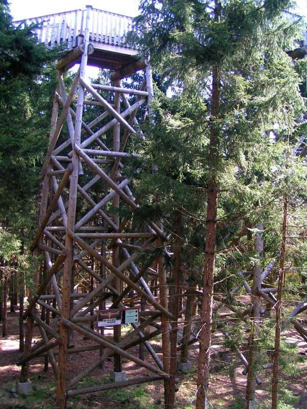 Mchtige Holzfachwerkbauten tragen die Aussichtsplattformen und Verbindungsbrcken beim Baumkronenweg in Kopfing; 080428