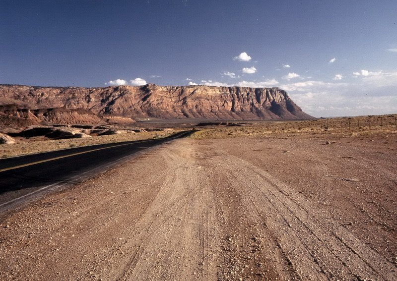 Marble Canyon. Hier in der Nhe der Navajo Bridge befindet man sich auf Indianergebiet, dem Navajo Indian Reservation. Hier begnet man nur ab und zu einem Fahrzeug mit Touristen. Aufnahme 1987.