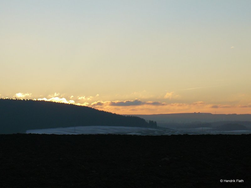 Mein erstes Landschaftsfoto mit meiner neuen Panasonic. Aufgenommen wurde dieses Motiv auf einem Gebirgszug nahe Sehma. Im Hintergrund ist das Pumpspeicherwerk Markersbach zu sehen. Datum: 13.01.2008