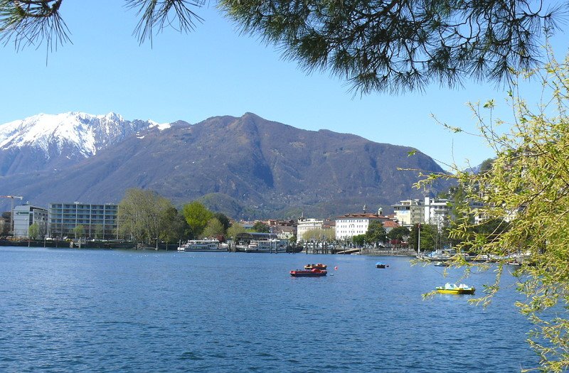 Minusio - Blick ber den Lago Maggiore Richtung Locarno am 07.04.2008