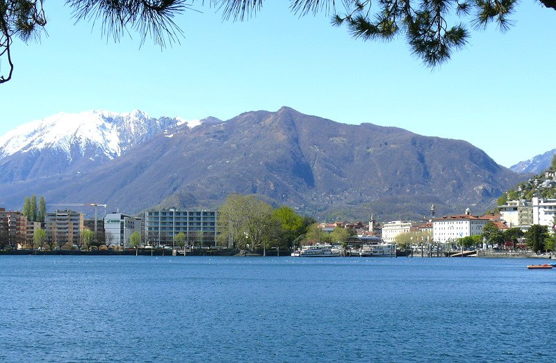 Minusio - Blick ber den Lago Maggiore zum Hafen von Locarno am 07.04.2008
