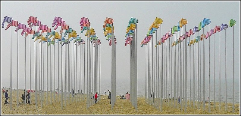 Mit dem Kunstwerk  Le vent souffle, o il veut  wollte der franzsische Knstler Daniel Buren am Strand in De Haan die Illusion eines Waldes erwecken, nicht durch Aufstellen von Bumen, sondern indem er 100 Fahnenstangen verteilte, an deren oberen Ende sogenannte  Windhhne  hngen. 12.04.09 (Jeanny)