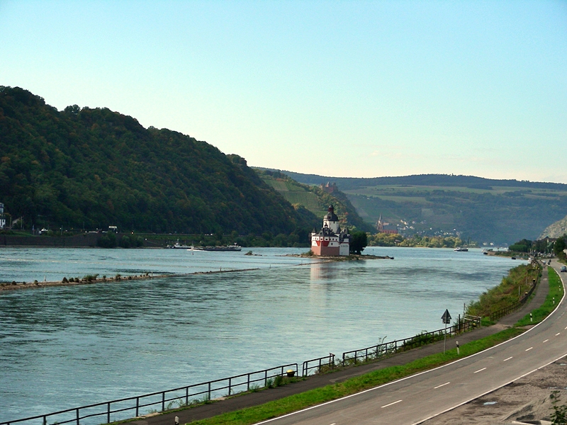 mitten im Rhein ein Husele oder kleine Burg   09/2007