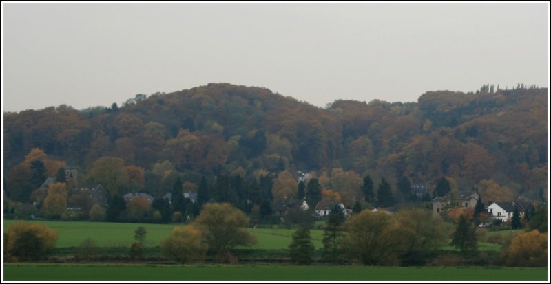 Mlheim-Ruhr - Blick von der Ruhrseite Mendenerstrae ber die Ruhrauen und Ruhr auf Mintard mit dem Mintarder Berg im Hintergrund. Links im Bild ist zum Beispiel die St. Laurentius Kirche zu sehen. 