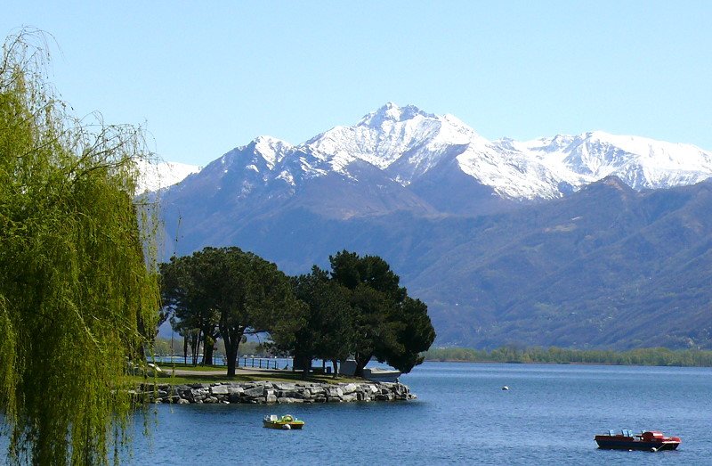 Muralto - Blick ber den Lago Maggiore Richtung Magadinoebene am 07.04.2008