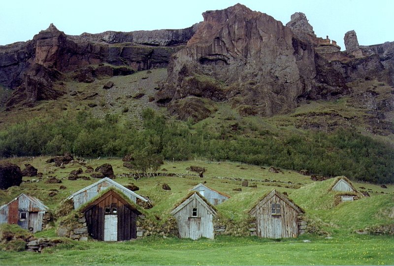 Museums-Bauernhof bei Kalfafell westlich des Skeidararsandur im Juni 1997.