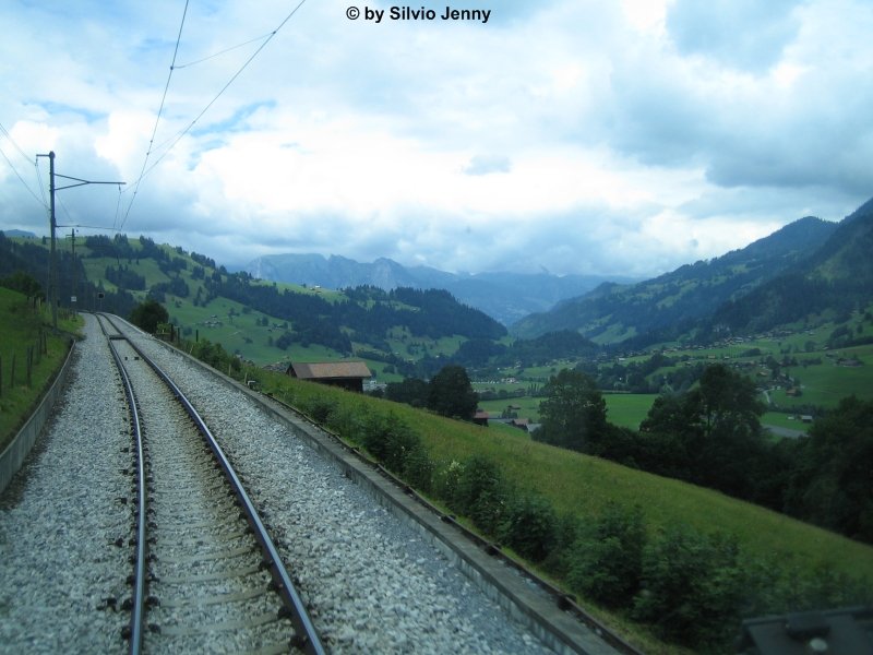 Nach dem der GoldenPassPanoramic Zug der MOB Zweisimmenverlsst macht die Strecke eine 180 Kurve, und man hat einen super Ausblick ins Simmental.