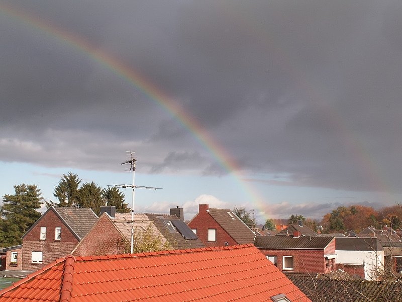 Nach dem heftigen Regenschauer bildet sich ein schner Regenbogen ber Grefrath. Das Foto stammt vom 11.11.2007