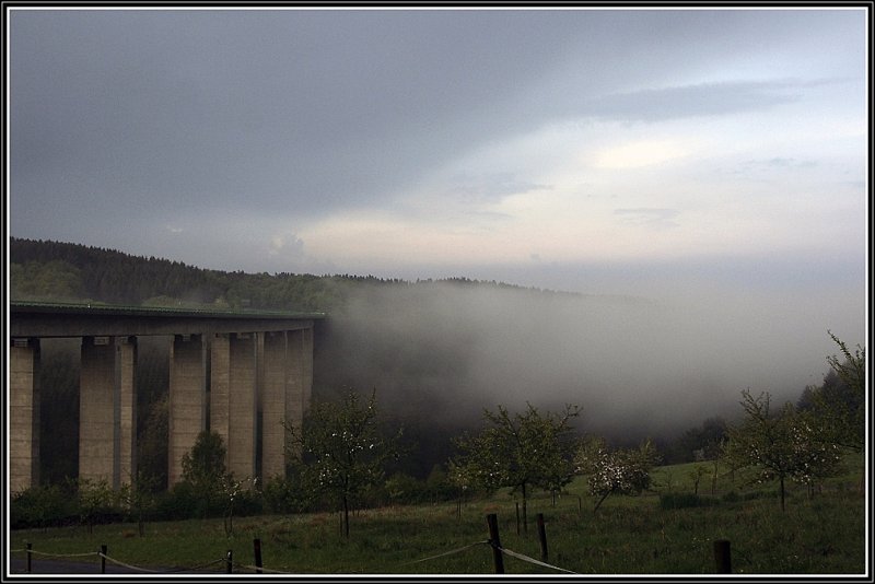 Nach dem Regnschauer. Talbrcke Bremecke (A45) bei Ldenscheid. (01.05.2009)