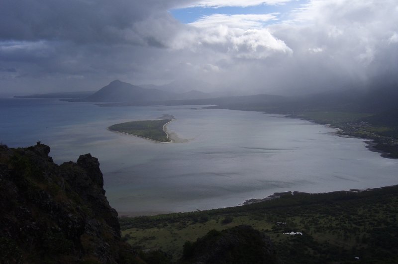 Nach kurzem Aufstieg auf den Le Morne Brabant hatte man einen wundervollen Ausblick. So wie hier auf die Insel Ile aux Benitiers.    
18.4.2007     