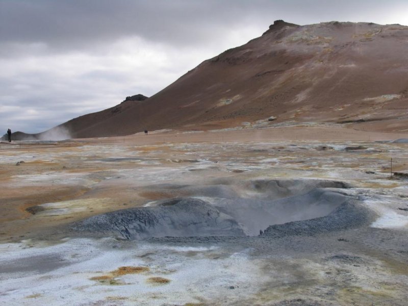 Nmafjall mit Schlammlcher auf dem Pass Nmaskar am 6-7-2006.