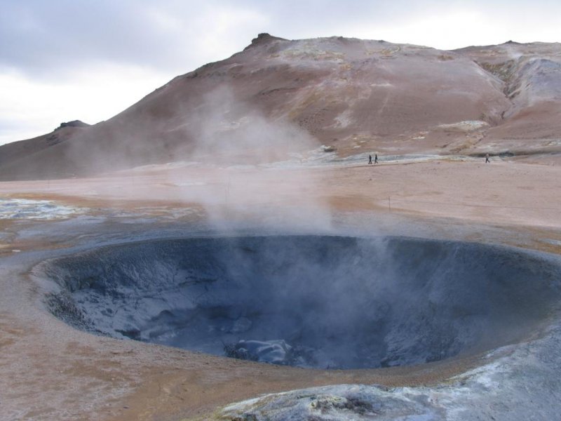 Nmafjall mit Schlammlcher auf dem Pass Nmaskar am 6-7-2006.