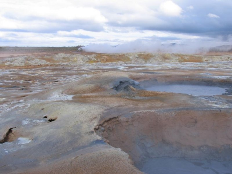 Nmafjall mit Schlammlcher auf dem Pass Nmaskar am 6-7-2006.