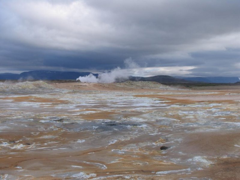 Nmafjall mit Schlammlcher auf dem Pass Nmaskar am 6-7-2006.