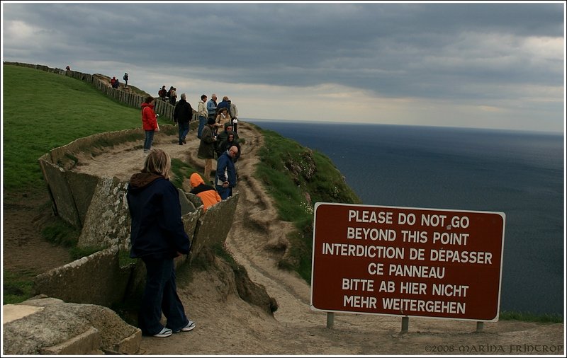 No risk, no fun?! Oder auch... Wer lesen kann ist klar im Vorteil?! Cliffs of Moher, Irland Co. Clare