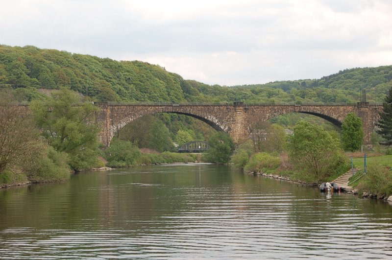 Noch einmal der Eisenbahnviadukt, diesmal von dem Fahrgastschiff  Schwalbe  von der Ruhr aus aufgenommen. Die  Schwalbe  ist zwischen Witten-Bommern und dem Kemnader See unterwegs.