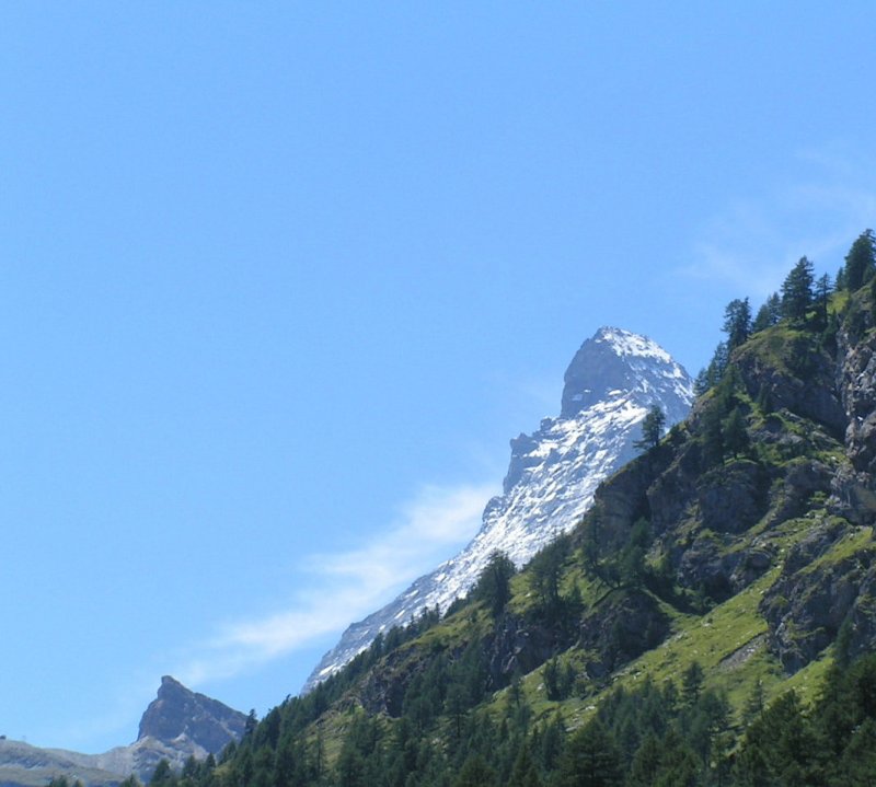 Noch sehr zaghaft zeigt sich das Matterhorn (4.478 m) am 05.08.07 den Fahrgsten der Gornergratbahn.