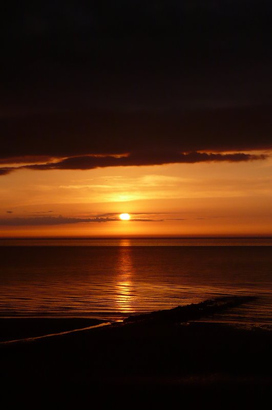 Nordseestadt Oostende am 23.05.09 um 21.32 Uhr.
Die See sieht ruhig aus und die Sonne verabschiedet sich, doch die Harmonie knnte bald ein End´ finden, beachte man nur den original erhaltenden, nicht bearbeiteten Himmel...