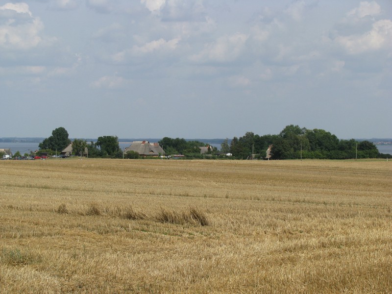 Nordwestmecklenburg, Blick von der Strae Zierow nach Wismar auf das Dorfr Hoben, im Hintergrund die Wismarbucht 09.08.2009