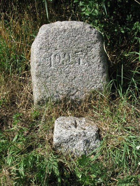 Nordwestmecklenburg; Grenzstein zwischen der Gemarkung Grenzhausen und Gostorf, an der Strae von Gostorf nach Grenzhausen 02.07.2009