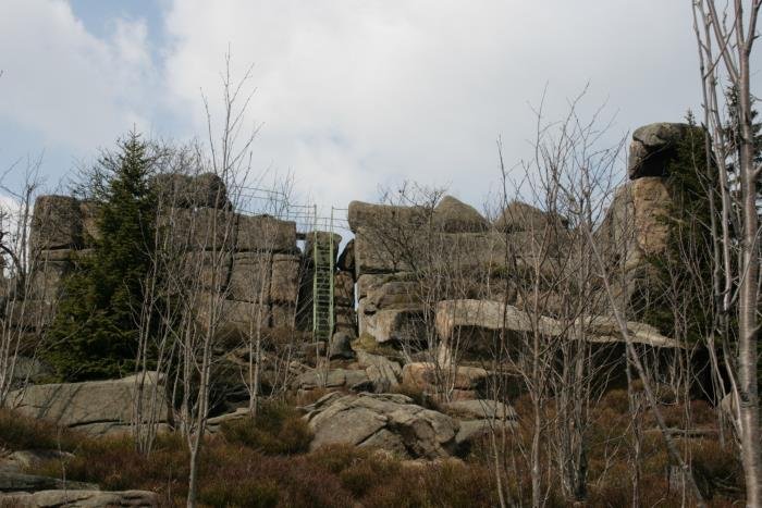 Nr. 10 - Groe Zeterklippe. Die groen Zeterklippe ist eine Felsfomation im Nationalpark Hochharz. Sie liegt obehalb der Ilsequelle. Man ist dem Brocken sehr nahe. ber das Ilsetal hat man einen schnen Blick auf den Berg. Entgegengesetzt blickt man auf die Hohneklippen. Bei gnstigem Wind richt man schon den Qualm der Dampfloks vom Brocken.