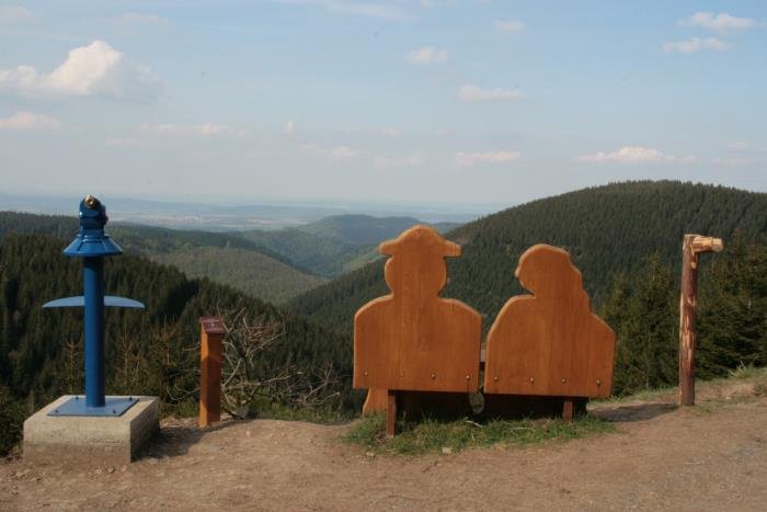 Nr. 112 - Liebesbank. Der Liebesbankweg bei Hahnenklee ist ein gemtlicher Wanderweg, der vom Bocksberg in die Oberharzstadt fhrt. Der Weg ist mit einigen kunstvoll gestallteten Bnke zum Ausruhen bestckt. Von den Bnken hat man einen phantastischen Blick ber den Oberharz in das Vorharzland bei Goslar.