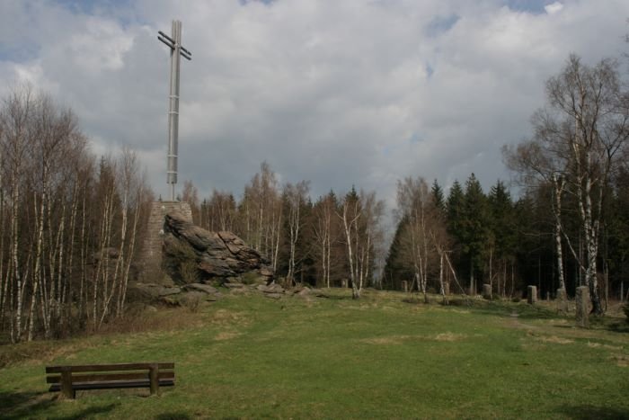 Nr. 122 - Kreuz des deutschen Ostens. Das Kreuz des deutschen Osten wurde am 24. Juni 1950 als Symbol der Heimat auf dem Uhlenberg bei Bad Harzburg eingeweiht. Es ist umgeben von den Wappen der Landsmannschaften. Anhand der Wappen der Landsmannschaften kann man mal seine geographischen Kentnisse ber die verlorenen deutschen Ostgebiete testen. Weiterhin hat man vom Uhlenberg einen schnen Blick ber Bad Harzburg und das nrdliche Harzvorland.
