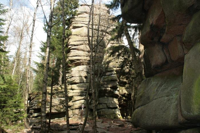 Nr. 14 - Schnarcherklippe. Die Schnarcherklippen sind zwei 28 m hohe berhmte Granithrtlinge sdlich von Schierke. Sie bringen bei Sdostwind Gerusche hervor, die dem Schnarchen hneln.