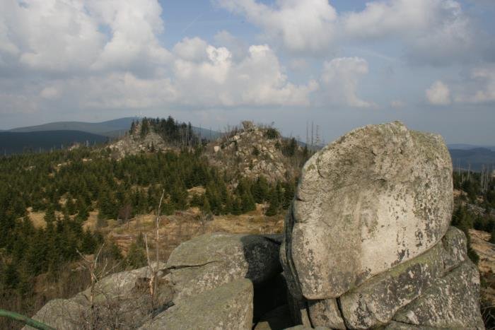 Nr. 15 - Leistenklippe. Die Leistenklippe ist eine Felsformation auf dem Hohnekamm. Von dem Aussichtspunkt auf der Klippe hat man einen phantastischen Rundblick ber den Harz. Die Klippe ist bei einer Wanderung von Drei-Annen-Hohen oder Schierke zu erreichen.
