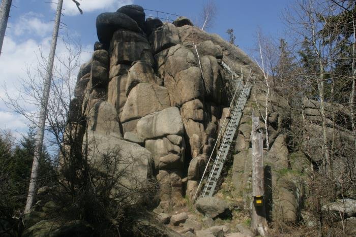 Nr. 27 - Ottofelsen. Der Ottofelsen ist ein 36 m hohe Granithrtling im nrdlichen Hohnegebiet, der nach Frst Otto zu Stolberg-Wernigerode benannt wurde. Er ist von Wernigerode ber das Thumkuhlental und von Ilsenburg sowie Drei-Annen-Hohnen ber den Oberen Honeweg zu erreichen.
