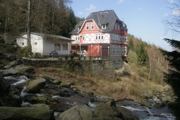 Nr. 28 - Gasthaus Steinerne Renne. Das Gasthaus Steinerne Renne befindet sich im nrdlichen Hohnegebiet. Als Steinerne Renne wird der steil ins Tal strzende Oberlauf der Holtemme, mit vielen Wasserfllen, zwischen der Quelle und der gleichnamigen Brockenbahnstation bezeichnet. Das Gasthaus steht malerische ber einem Wasserfall. Der Ursprung das Gasthauses in Form einer Baude geht ins Jahr 1869 zurck. Heute ist es ein Hotel in romatische Lage.